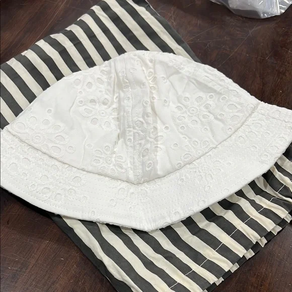 Lele Sadoughi Panel Bucket Hat white display picture 3